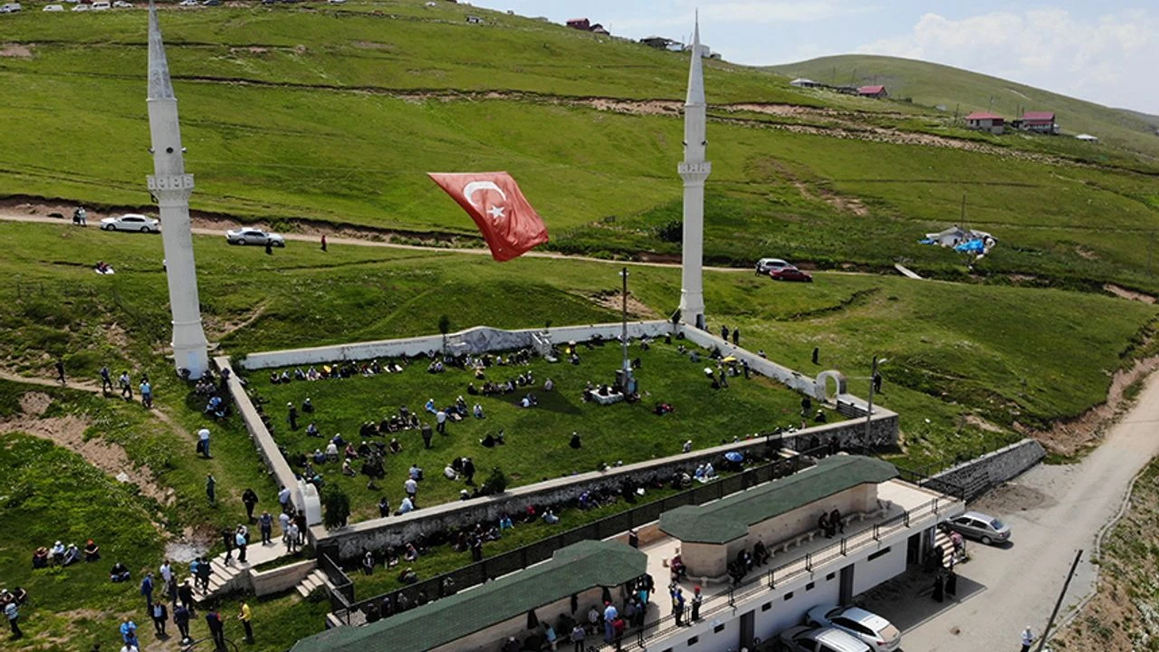 Tarihi Kadırga Açık Camii - Kubbesi Gökyüzü, Halısı Zümrüt Çimen